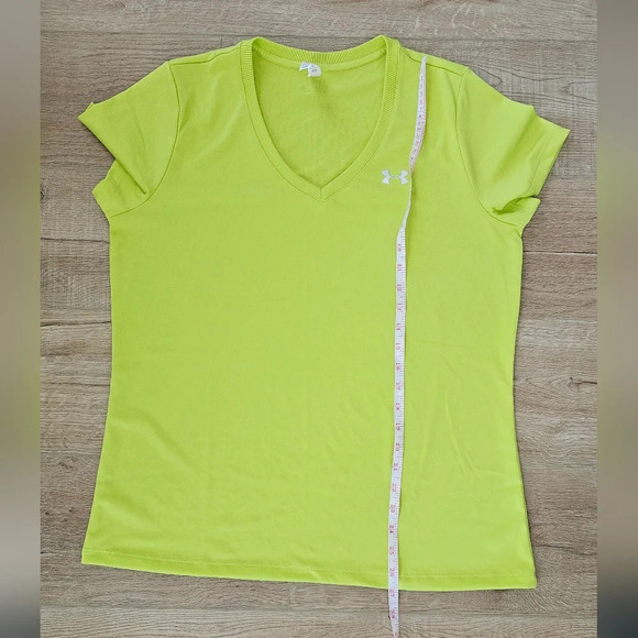 UNDER Armour V-neck Athletic Top. L - Picture 11 of 12